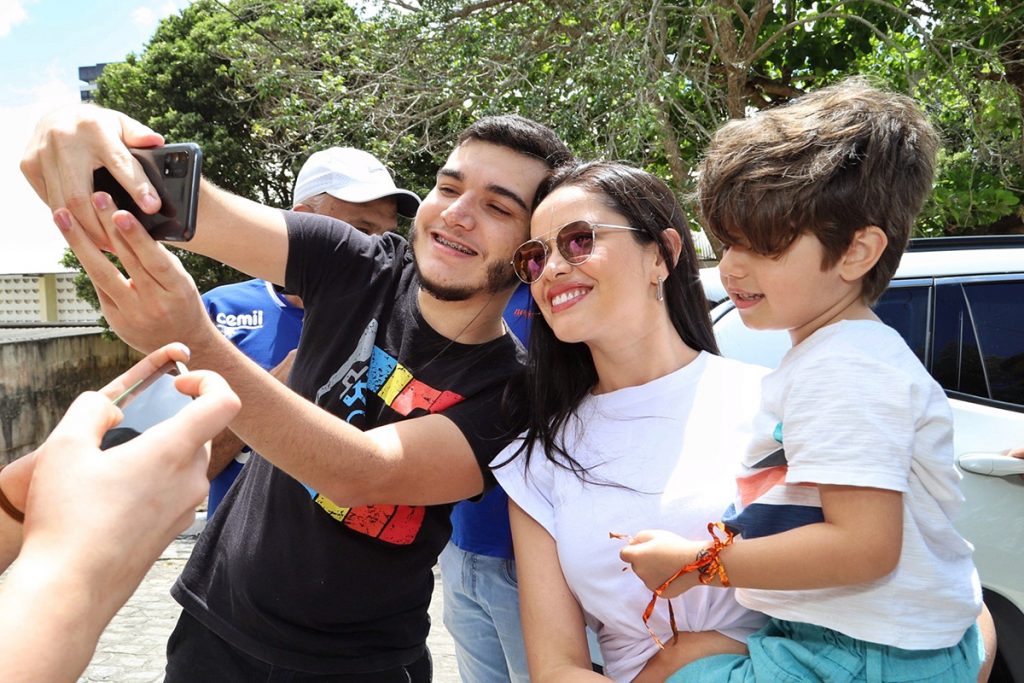 Juliette Freire posou com fãs ao chegar no local de votação