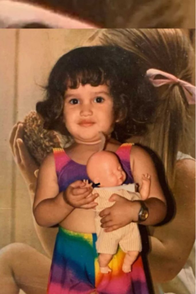 Juliette Freire segurando boneca, quando criança
