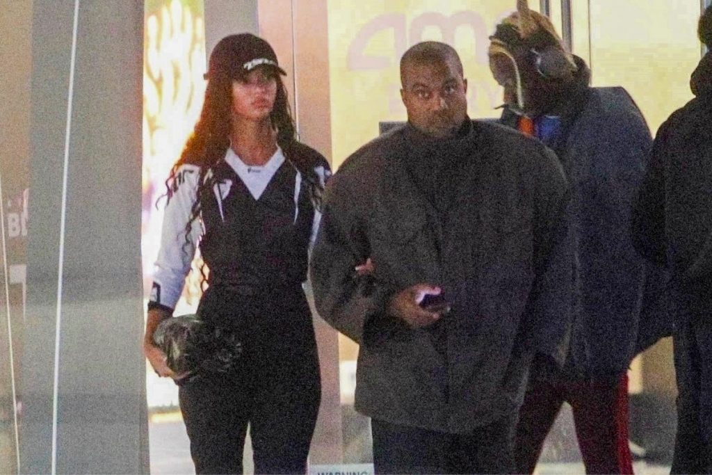 Juliana Nalú com Kanye West saindo de cinema