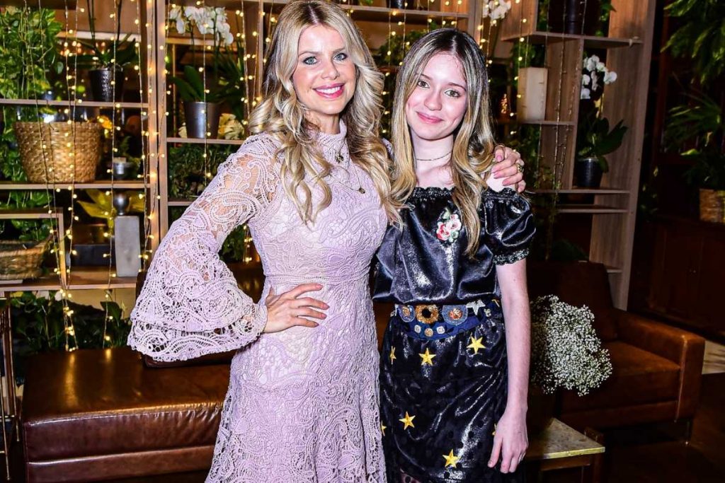 Karina Bacchi posando com Sophia Menenguete em evento da ONG Florescer