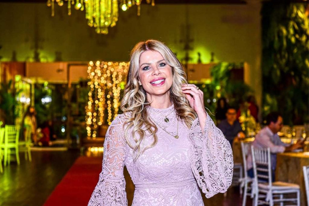 Karina Bacchi posando em evento da ONG Florescer