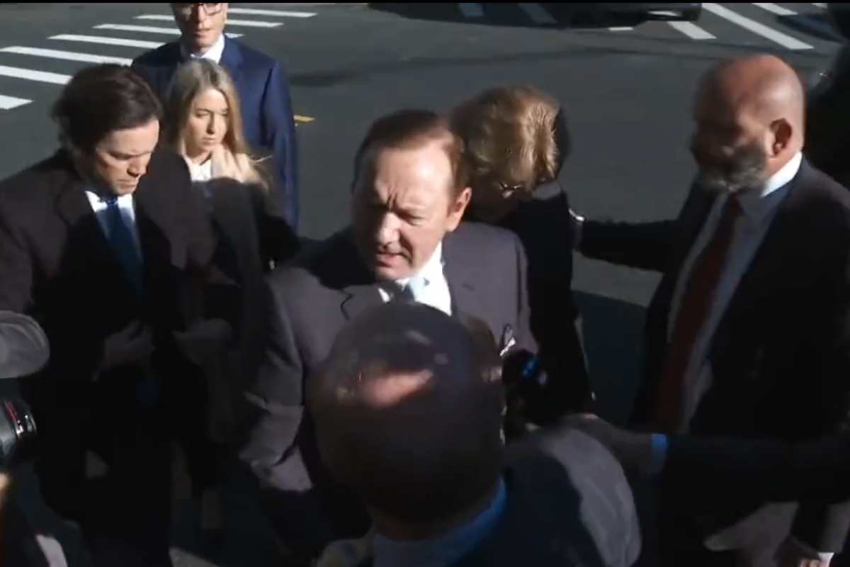 Kevin Spacey chegando no tribunal