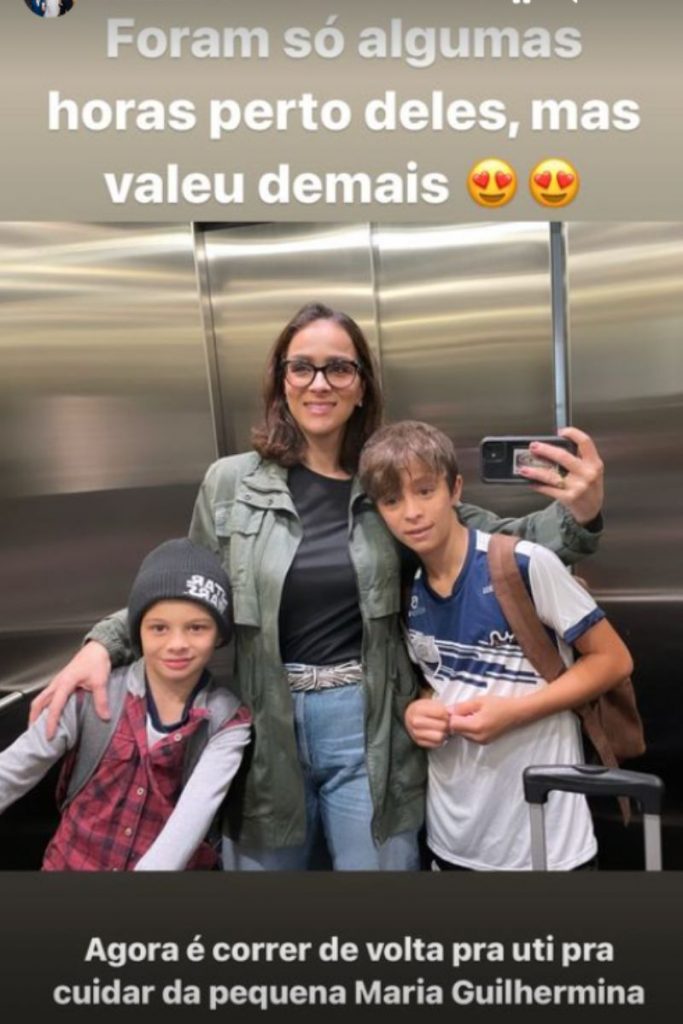 Letícia Cazarré no elevador com os filhos