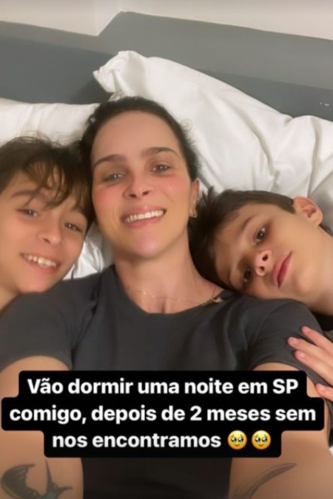 Letícia Cazarré na cama, com os filhos