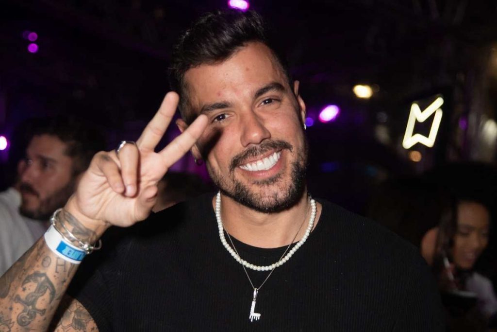 Lipe Ribeiro posando para foto durante show do Pedro Sampaio em São Paulo