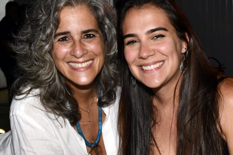 Discretas, Lúcia Veríssimo e mulher, 32