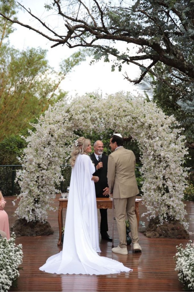 Luciano Szafir e Luhanna no altar florido, na cerimônia de casamento
