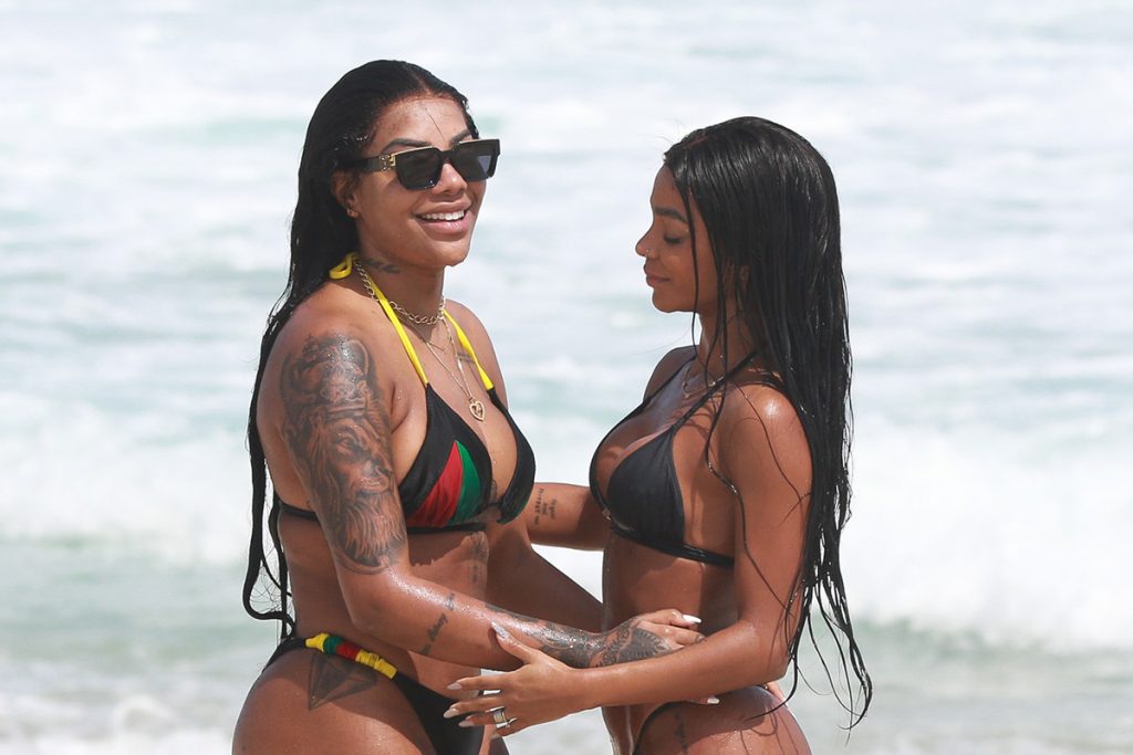 Ludmilla e a esposa Brunna Gonçalves aproveitaram o dia ensolarado para curtir uma praia