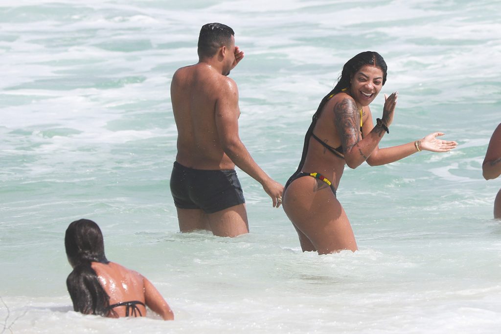 Para se refrescar, Lud se jogou em um banho de mar