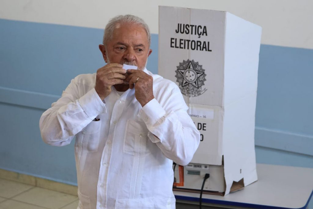 Lula beija o comprovante de votação