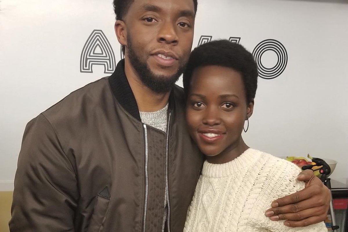 lupita nyong'o posando chadwick boseman