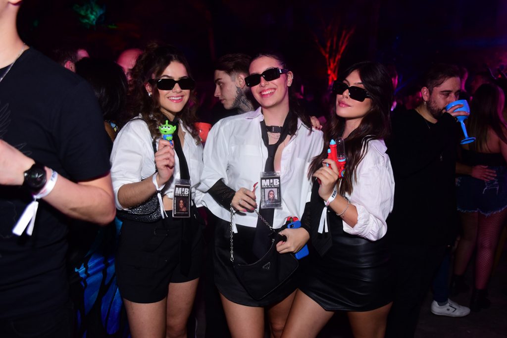 Maísa curtiu o show ao lado das amigas Julia Rabelo e Fernanda Concon