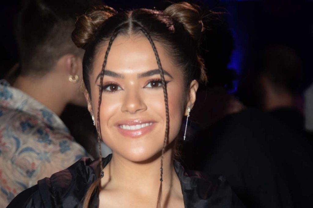 Maisa Silva posando para foto durante show do Pedro Sampaio em São Paulo