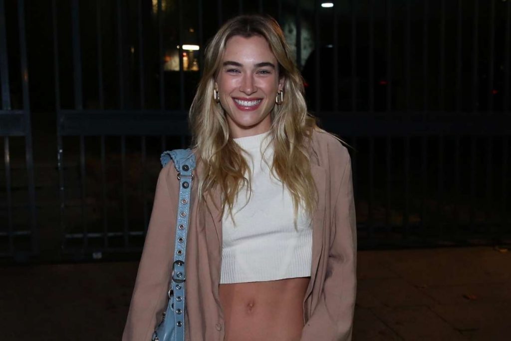 Marcela Fetter posando para foto em reunião do elenco de