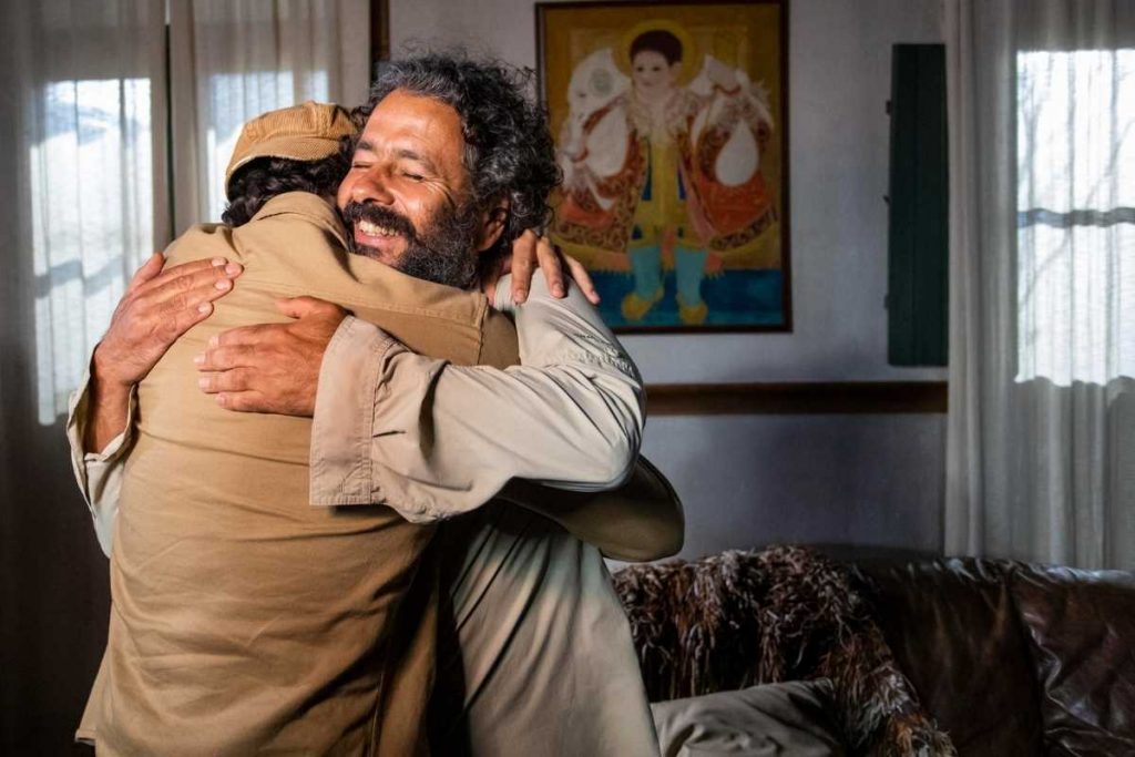 Marcos Palmeira abraça Guito, na despedida das gravações