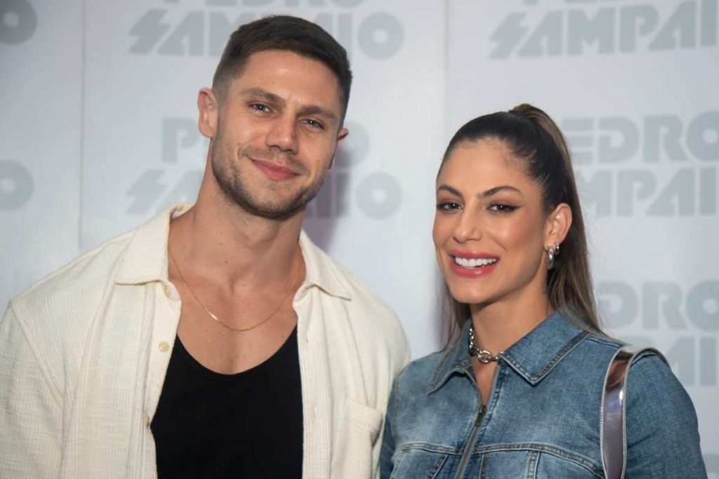 Mari Gonzalez e Jonas Sulzbach posando para foto durante show do Pedro Sampaio em São Paulo