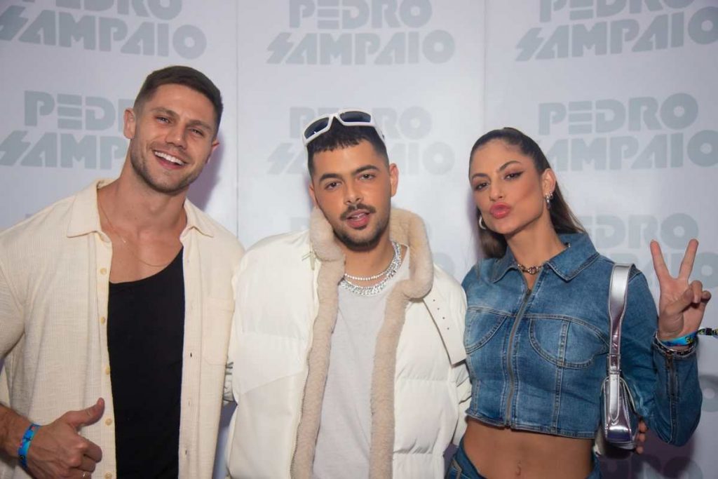 Mari Gonzalez e Jonas Sulzbach posam para foto com Pedro Sampaio em show do DJ