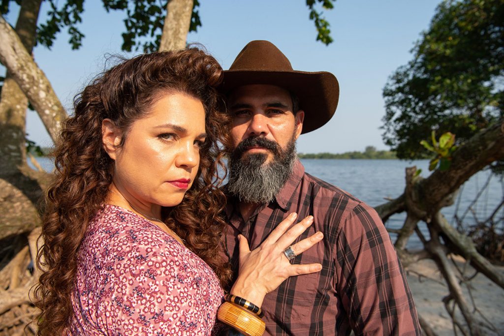 Maria Bruaca (Isabel Teixeira) e Alcides (Juliano Cazarré) em Pantanal