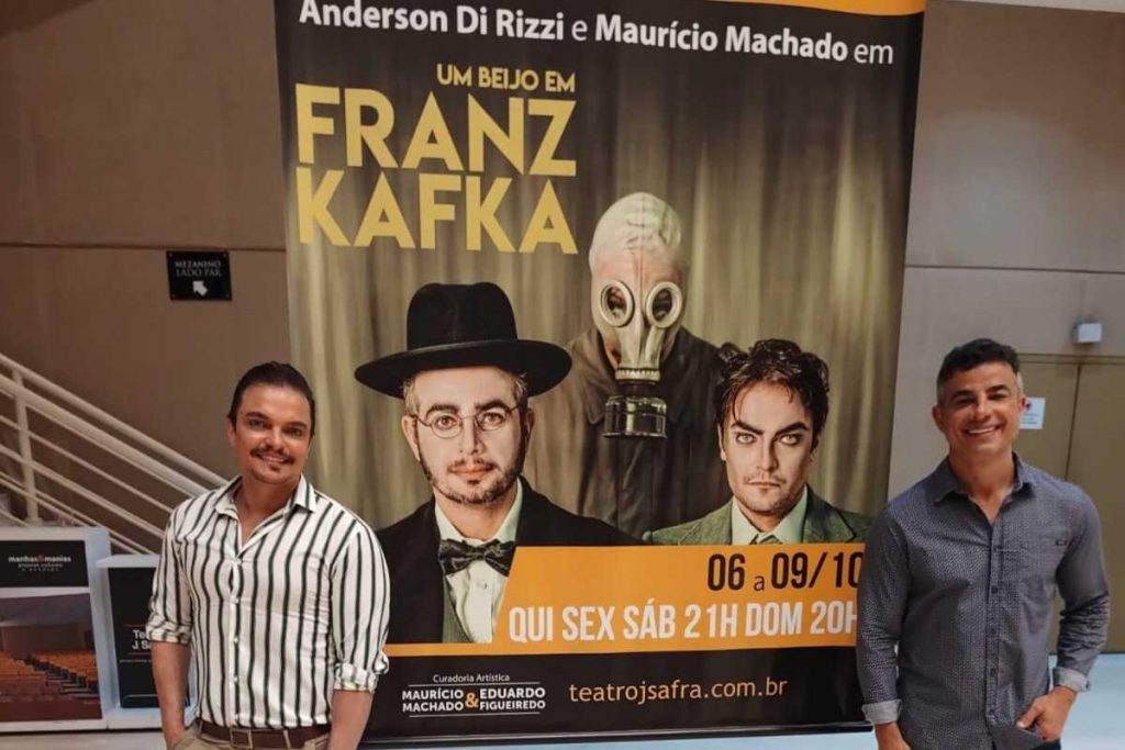 Max Fercondini, Mauricio Machado, Anderson di Rizzi e esposa, Taise Galante, na entrada da peça Um Beijo em Franz Kafka