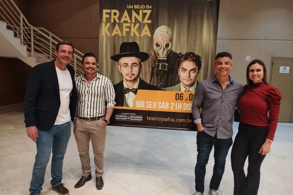 Mauricio Machado e Anderson di Rizzi na entrada da peça Um Beijo em Franz Kafka