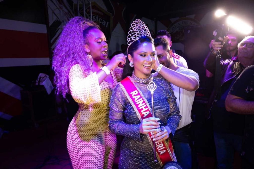 Mileide Mihaile sendo coroada Rainha de Bateria da Independente Tricolor