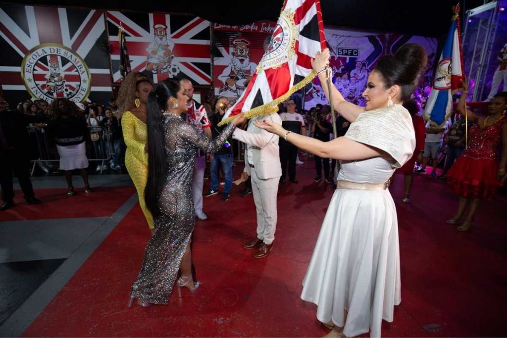 Mileide Mihaile sendo coroada Rainha de Bateria da Independente Tricolor