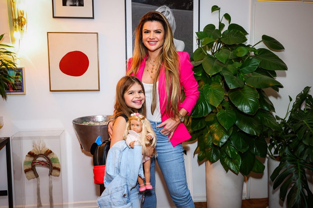 Mirella Santos estava acompanhada pela filha Valentina