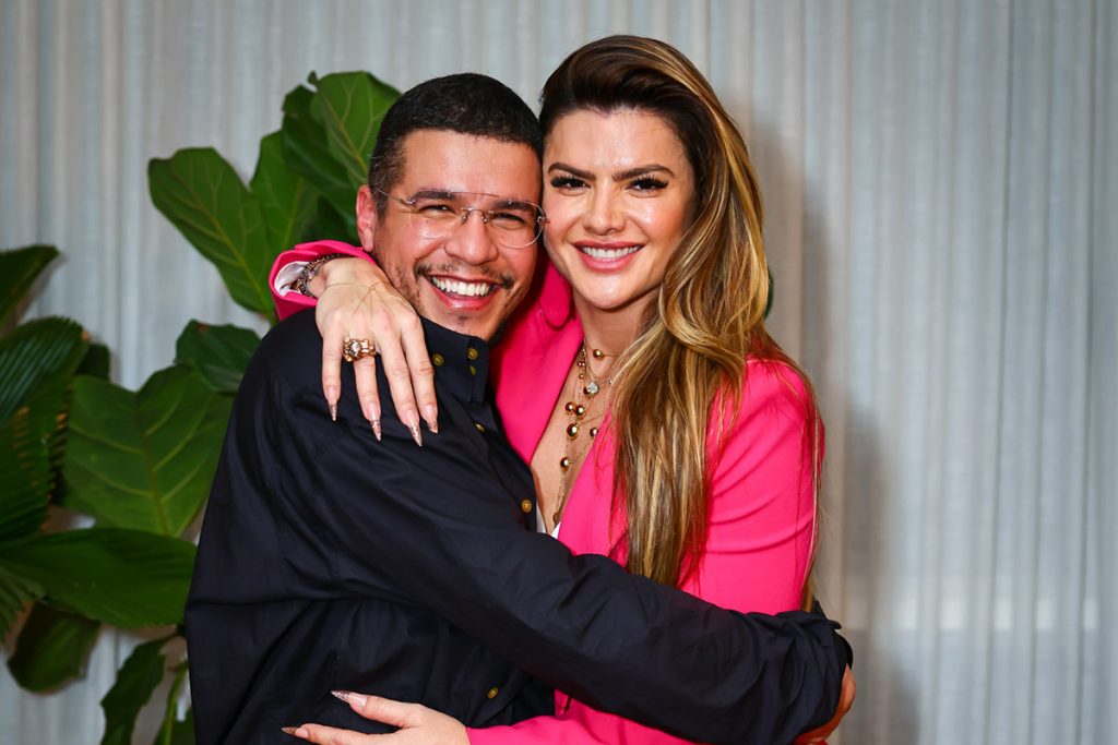 Mirella fez questão de posar com Marcel