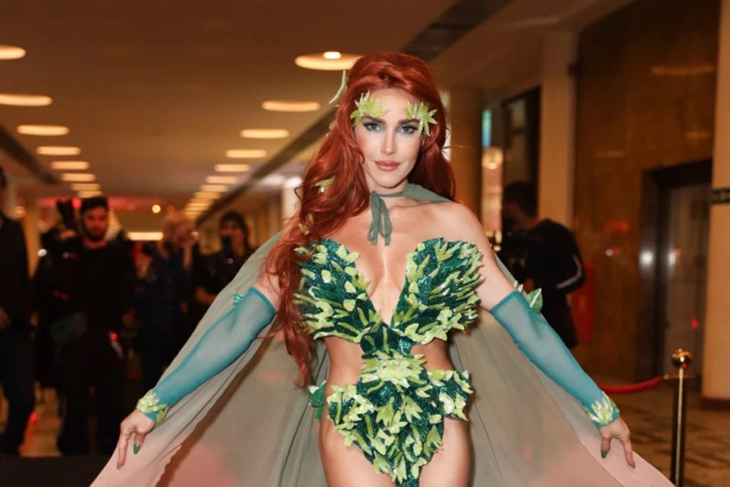 Monique Alfradique ousou com sua fantasia de Eva