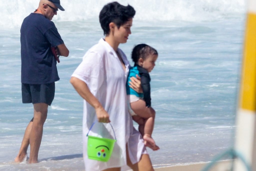 Nanda Costa e Lan Lanh com as filhas gêmeas