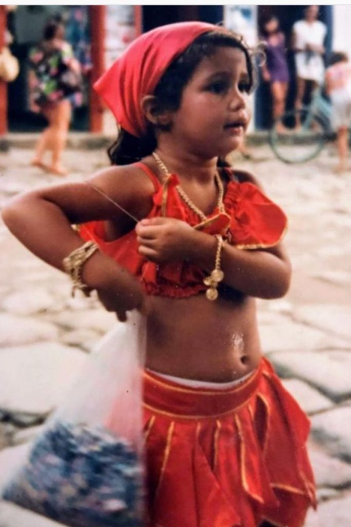 Nanda Costa em uma foto fofa, vestida de cigana, quando criança