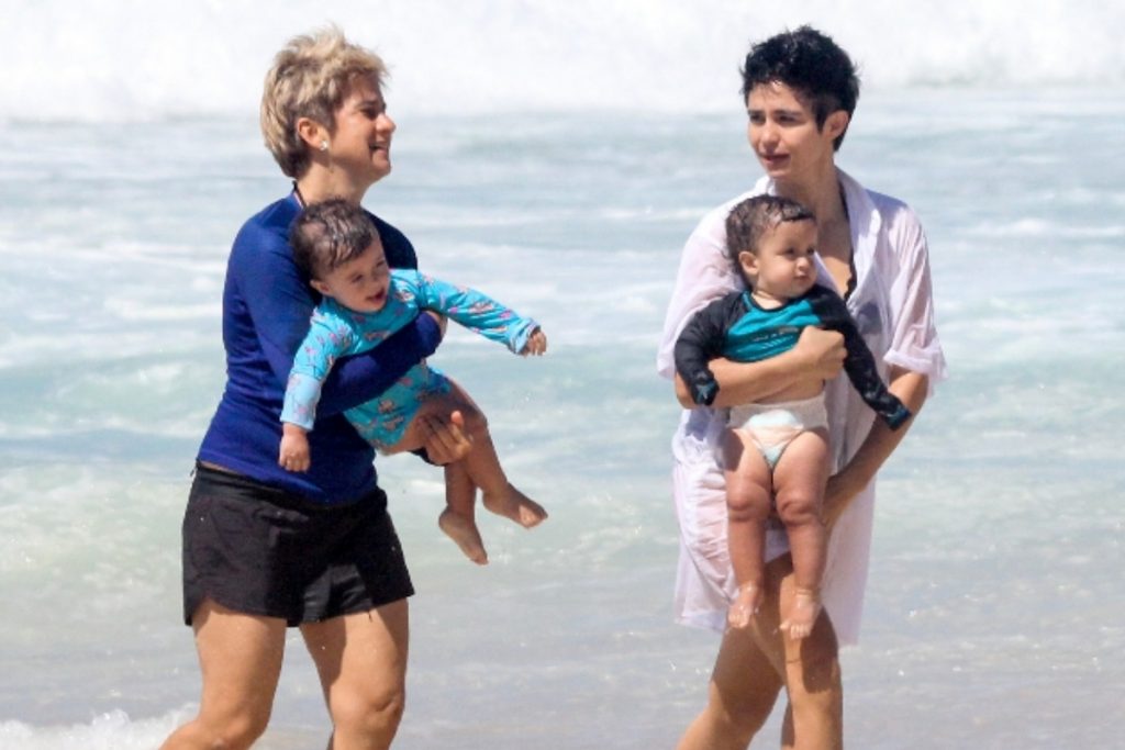 Nanda Costa e Lan Lanh com as filhas gêmeas