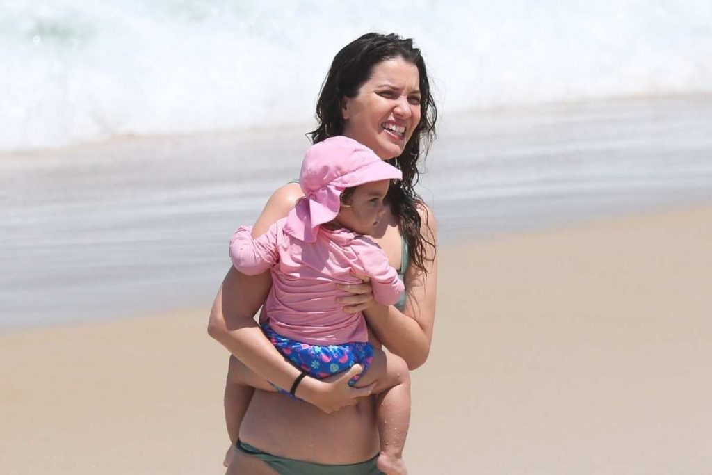 Nathalia Dill curte dia de praia com a filha, Eva