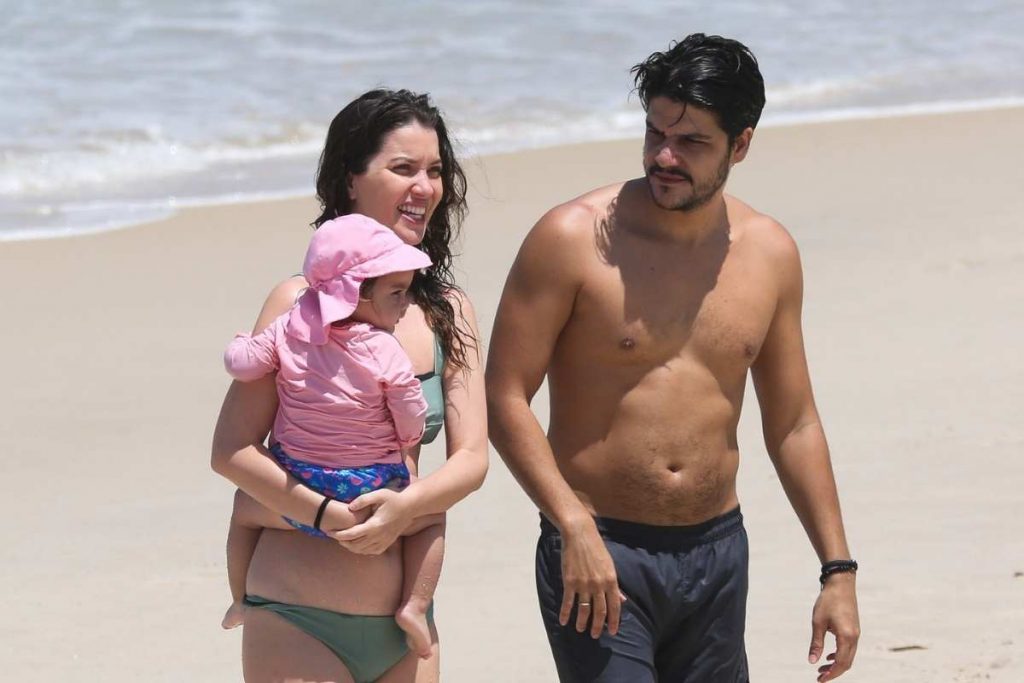 Nathalia Dill aproveita dia de sol na praia com a família