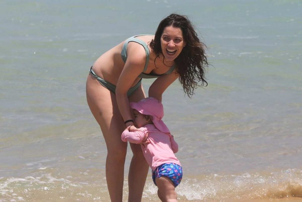 Nathalia Dill curte dia de praia com a filha, Eva