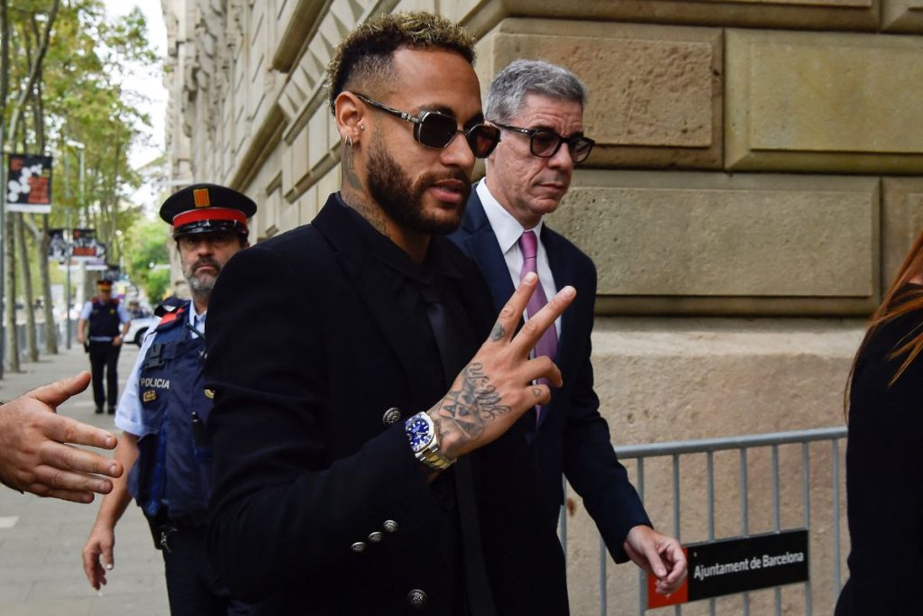 Neymar deixando tribunal em Barcelona