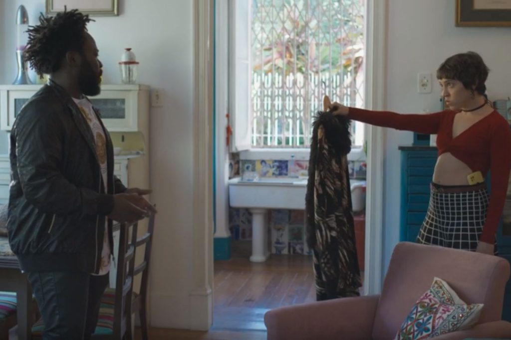 Oberdan (Douglas Silva) e Dira (Valentina Bandeira) em Todas as Flores