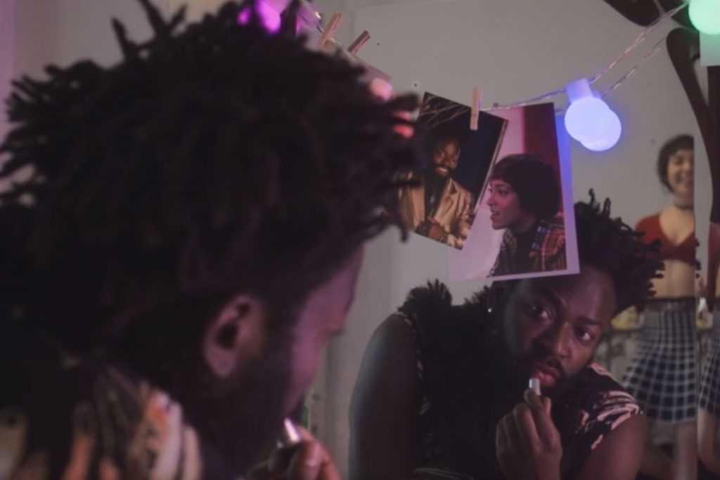 Oberdan (Douglas Silva) se vestindo de mulher com Dira (Valentina Bandeira) em Todas as Flores