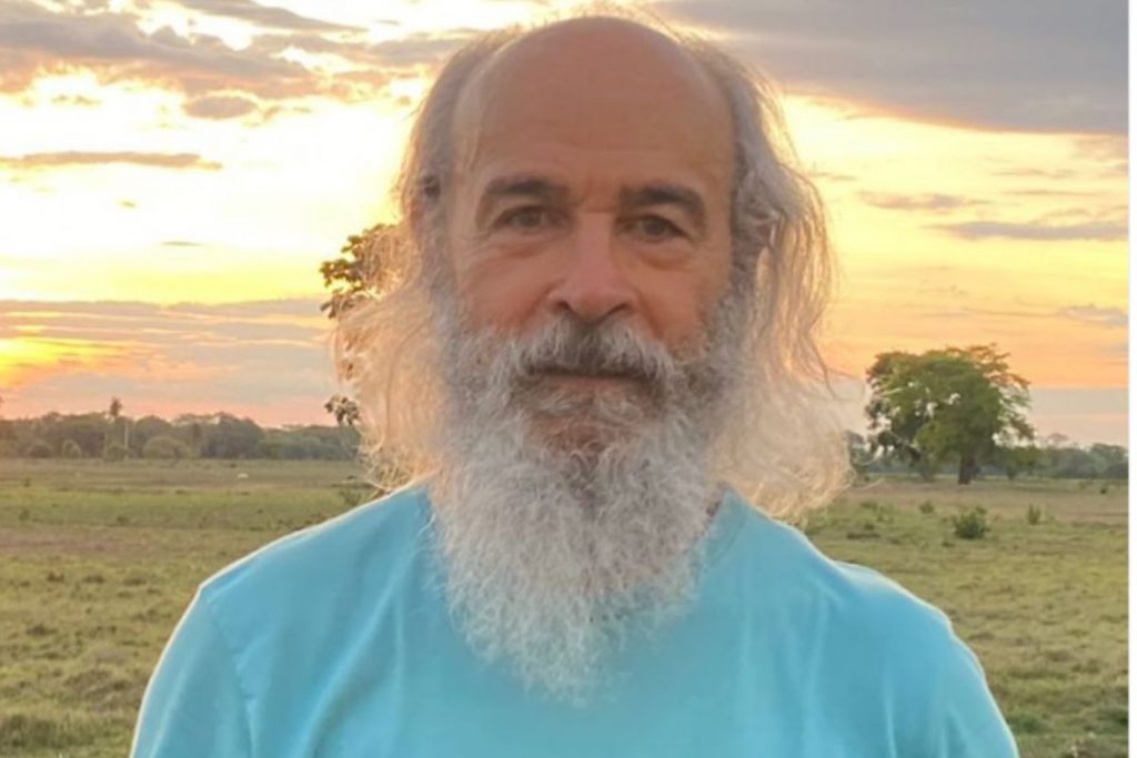 Osmar Prado, de barba, com pôr do sol atrás