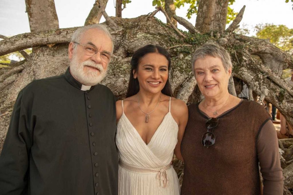 Filó (Dira Paes), Mariana (Selma Egrei) e padre (Caca Amaral) em Pantanal
