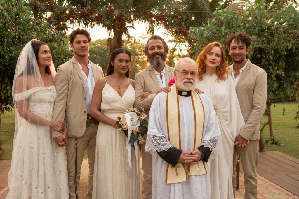 Zefa (Paula Barbosa), Tadeu (José Loreto), Filó (Dira Paes), José Leôncio (Marcos Palmeira), Irma (Camila Morgado) e José Lucas (Irandhir Santos) e o Padre (Cacá Amaral) em casamento triplo de Pantanal