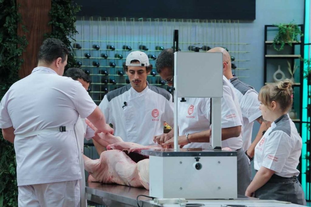 participantes dividindo porco em prova do masterchef profissionais