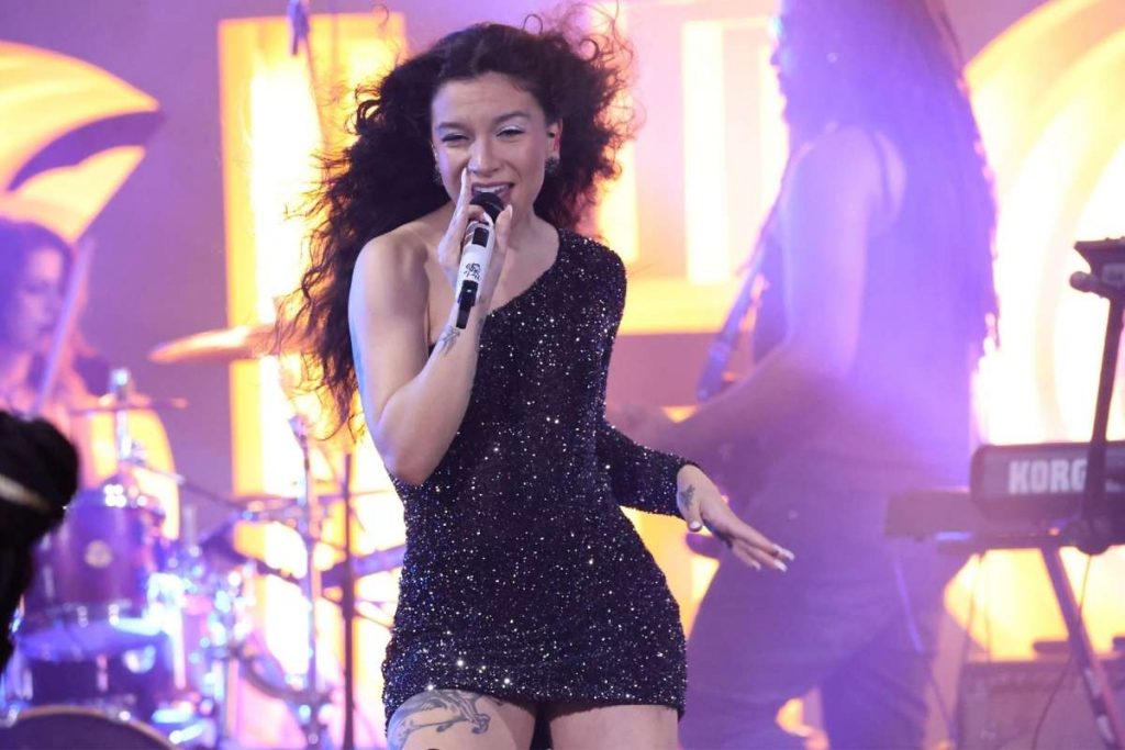 Priscilla Alcantara se apresentou no palco unicórnio no pré-show do evento