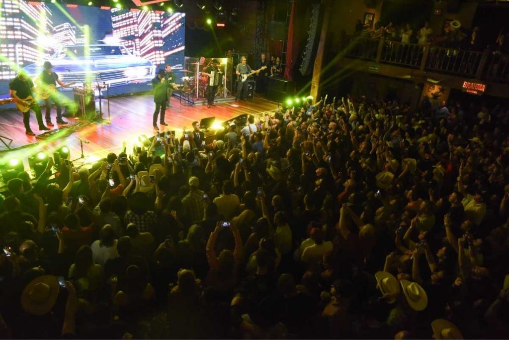 público assistindo rionegro e solimões em show de estreia da turnê a história continua