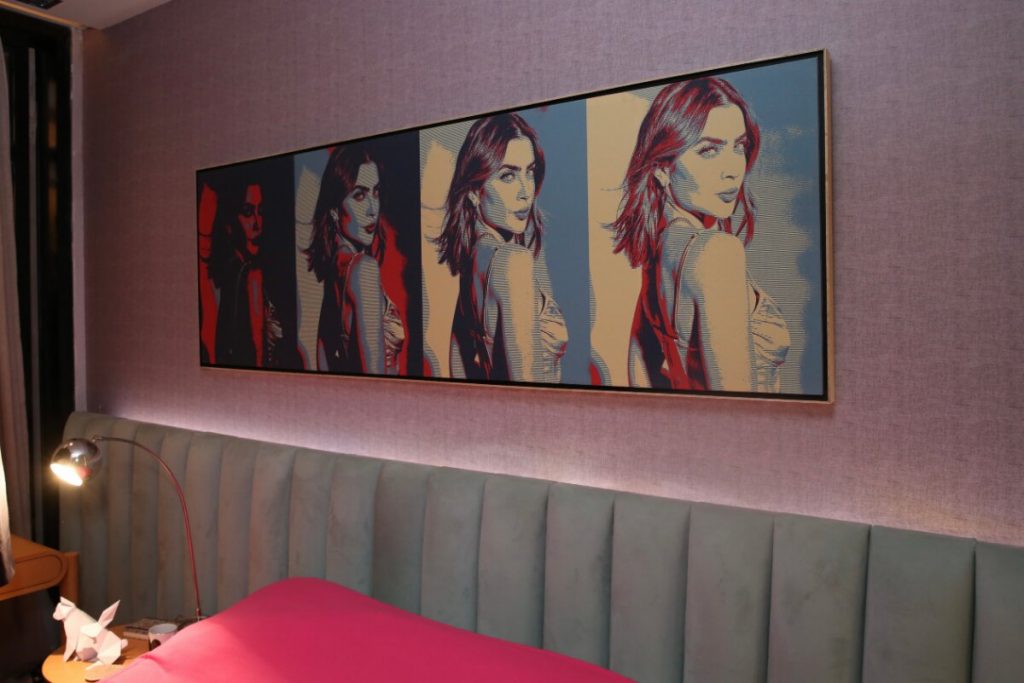 Detalhe de fotos na parede do quarto de Chiara, personagem de Jade Picon na novela 