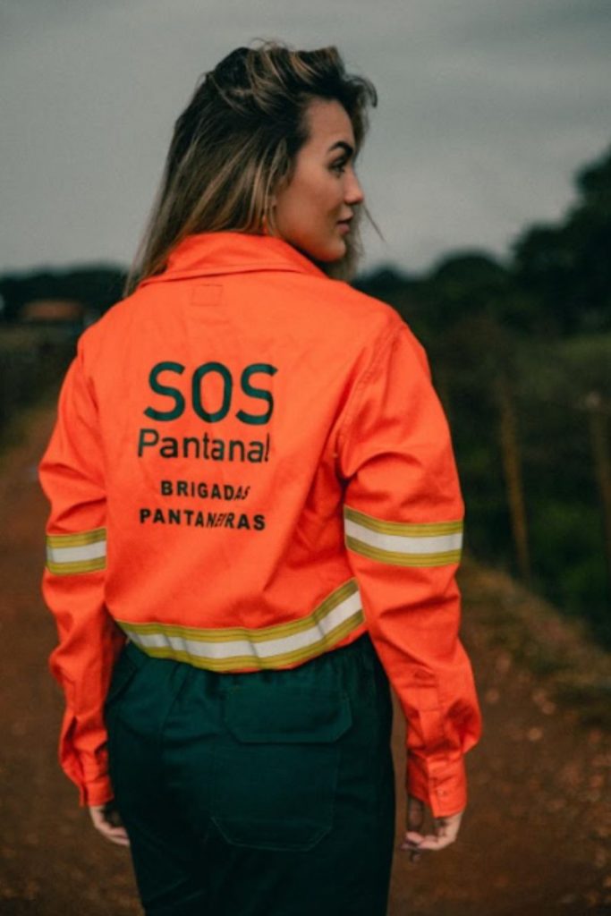 Rafa Kalimann, de costas, com o uniforme do projeto SOS Pantanal