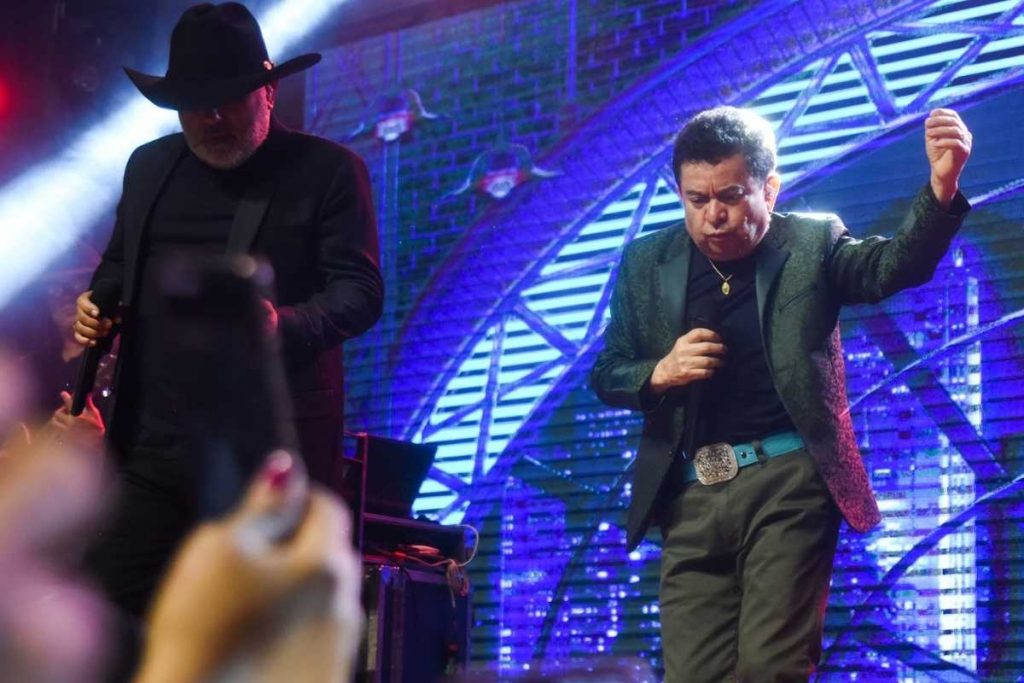 rionegro e solimões cantando em show de estreia da turnê a história continua