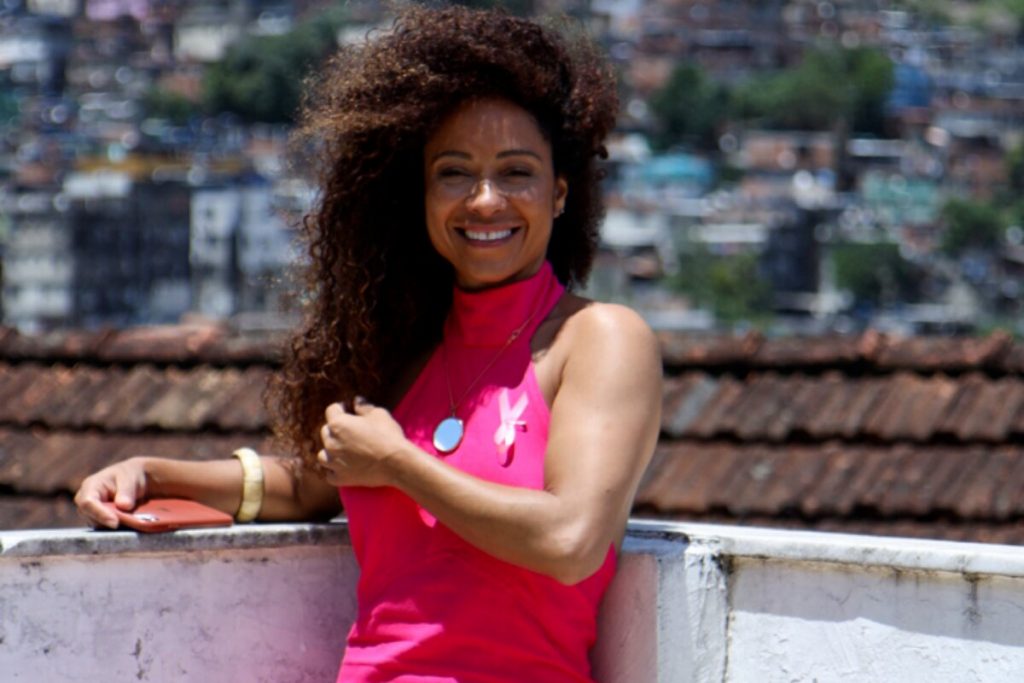 Cinara Leal de vestido rosa