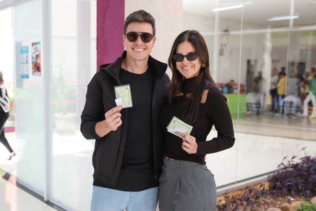 Rodrigo Faro e Vera Viel votando nas eleições de 2022