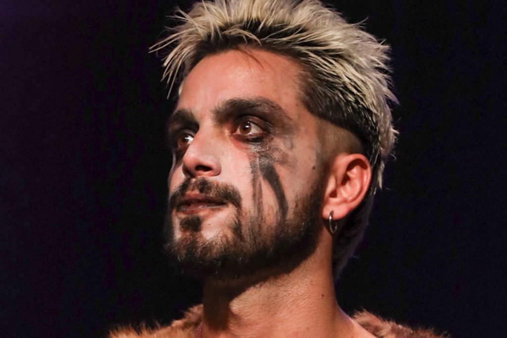 O ator se emocionou durante o espetáculo